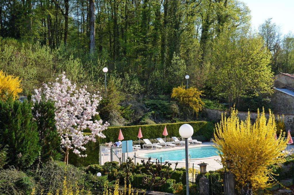 Hotel Et Studios D'Orfeuil Bourbonne les Bains Ruang foto